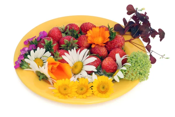 Coctail aux fraises et fleurs — Photo