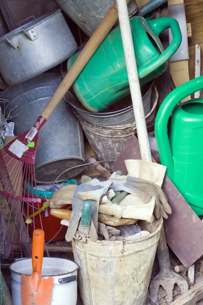 Herramientas de jardín sucio en un cobertizo — Foto de Stock