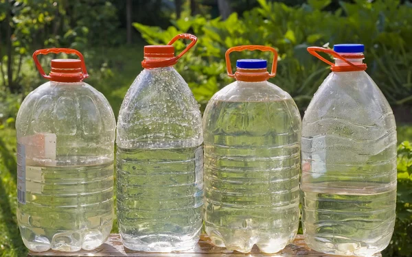 Канистры, бутылки с чистой водой — стоковое фото