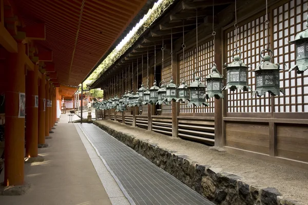 Lantaarns in een jinja - nara, japan — Stockfoto