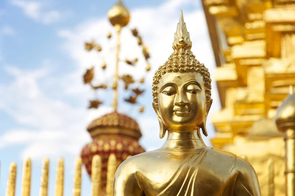 黄金の仏像は、タイ — ストック写真