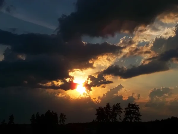 El sol se pone y las nubes — Foto de Stock