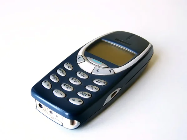 Tmavě modrý mobilní telefon na bílém poz — Stock fotografie