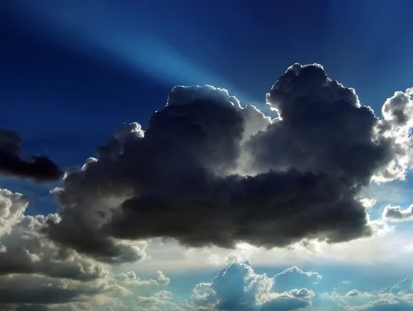 Moln mot blå himmel — Stockfoto