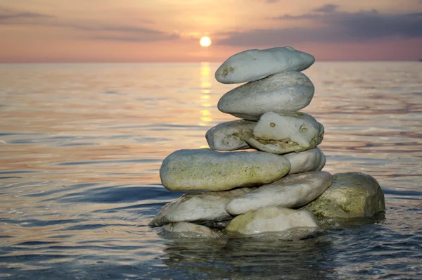 Piedras en agua de mar cerca de la costa Imagen De Stock