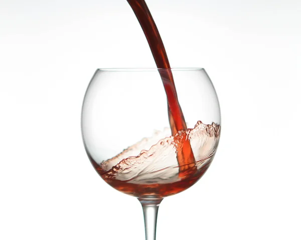 Verter vino tinto de cerca — Foto de Stock