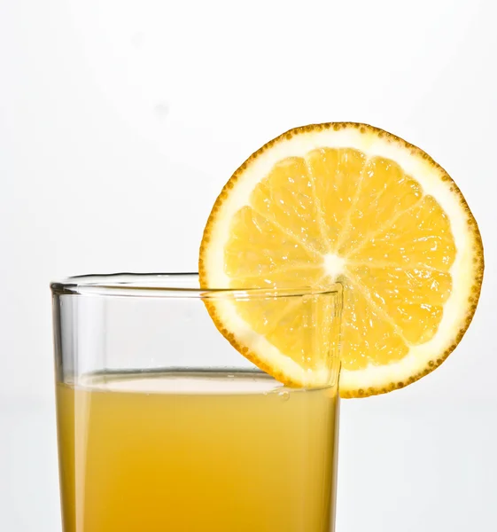 Apelsinjuice glas på nära håll — Stockfoto