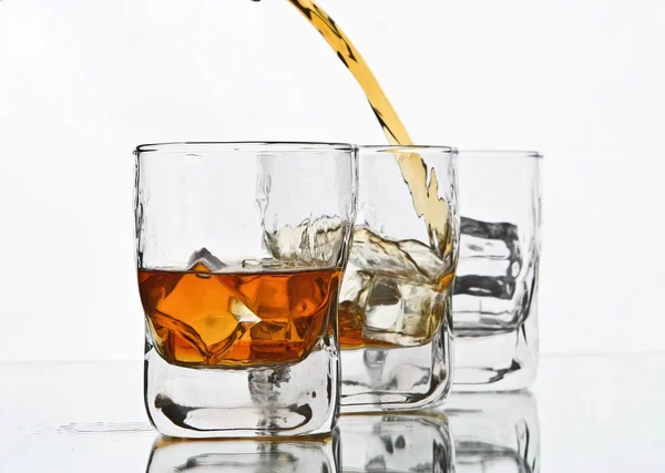 Verter whisky. — Foto de Stock