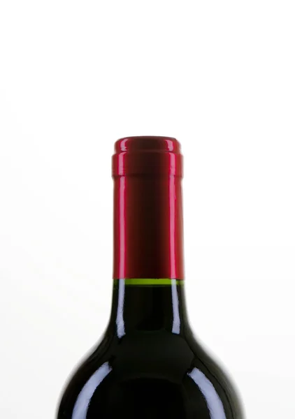 Бутылка красного вина рядом — стоковое фото