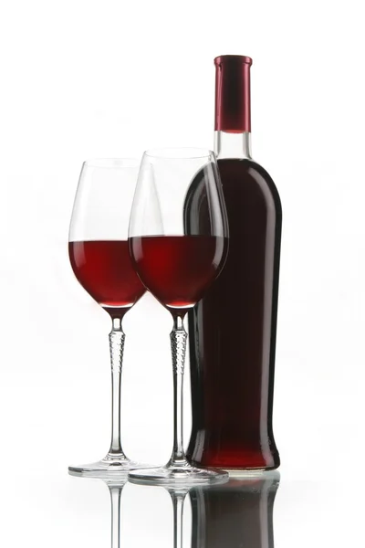 Rode wijn elegante fles en glazen — Stockfoto