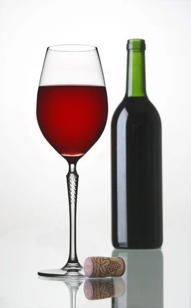 Masanın üzerine kırmızı şarap — Stok fotoğraf