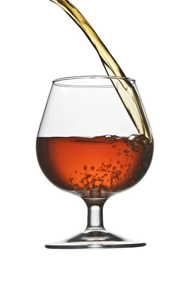 Gieten cognac geïsoleerd — Stockfoto