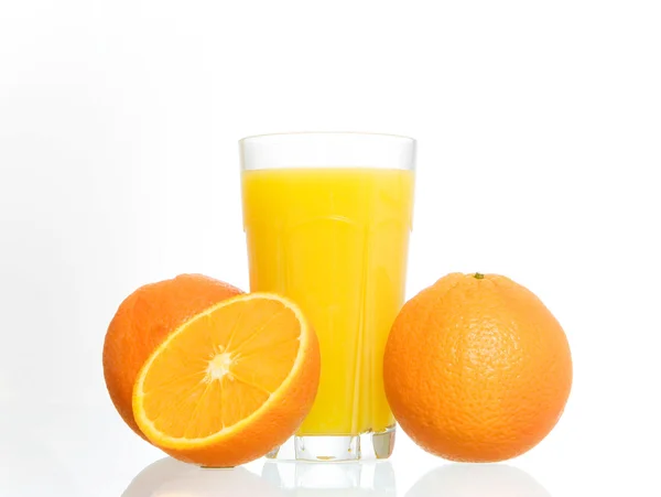 Orangensaft mit Orangen — Stockfoto