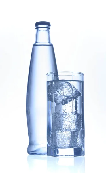 Garrafa de água mineral e vidro — Fotografia de Stock