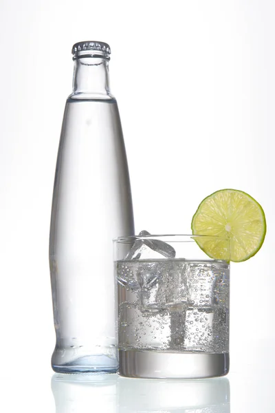 Wasserglas mit Band Zitronenscheibe — Stockfoto