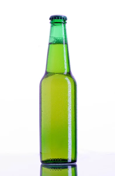 Beer bottle zöld, a harmat — Stock Fotó
