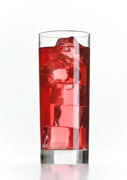 Glas rotes Getränk mit Eis — Stockfoto
