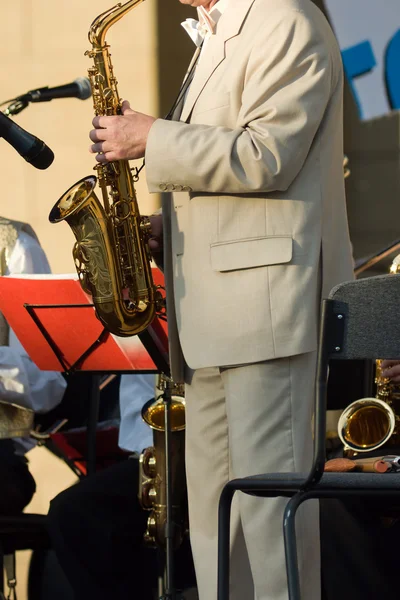 Mann mit Saxophon — Stockfoto