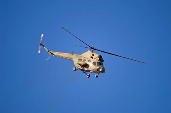 Helicóptero sobre la marcha — Foto de Stock
