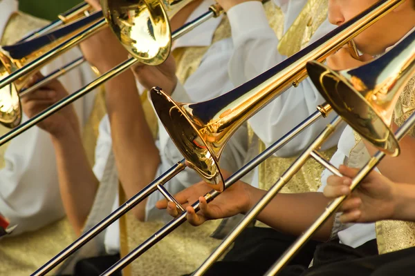 Золотые тромбоны — стоковое фото