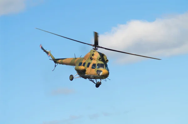 Вертолет на лету — стоковое фото