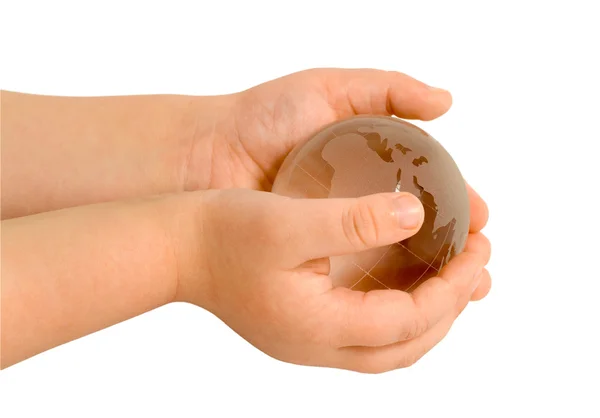 Руки малыша с глобусом — стоковое фото