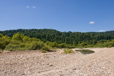 Dağlardaki nehir