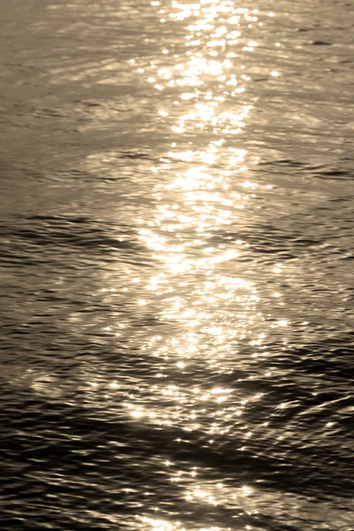 Sun ray op water — Stockfoto