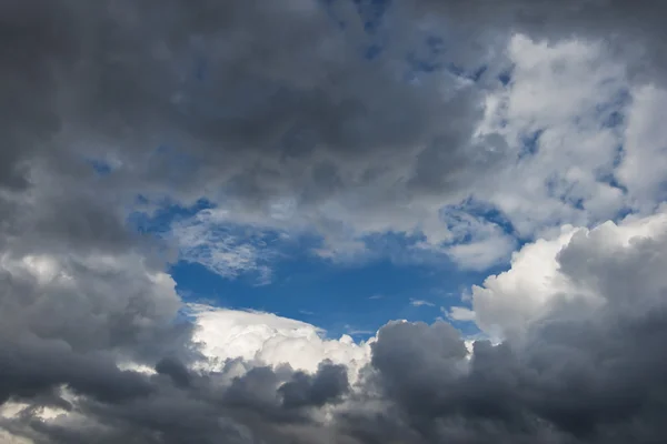 Agujero en las nubes —  Fotos de Stock
