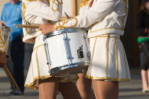 Meisjes met drums — Stockfoto