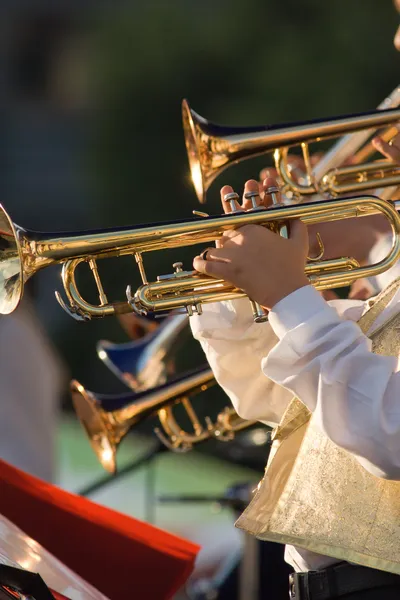 Музикант грає на тромбонах — стокове фото