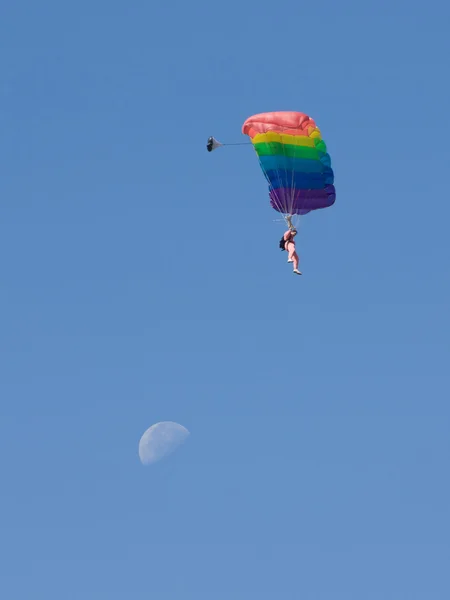 Fallschirmjäger über dem Mond — Stockfoto