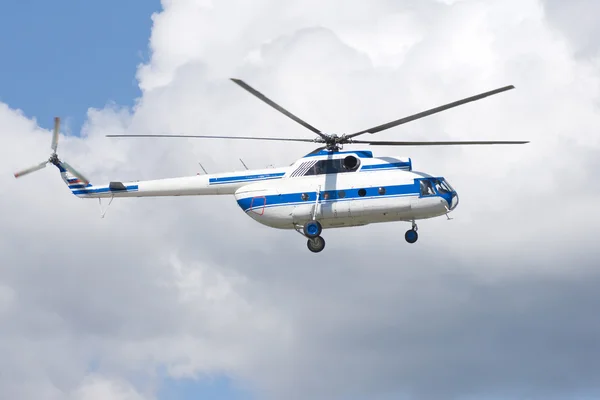Вертолет на лету — стоковое фото