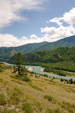 Dağlardaki nehir