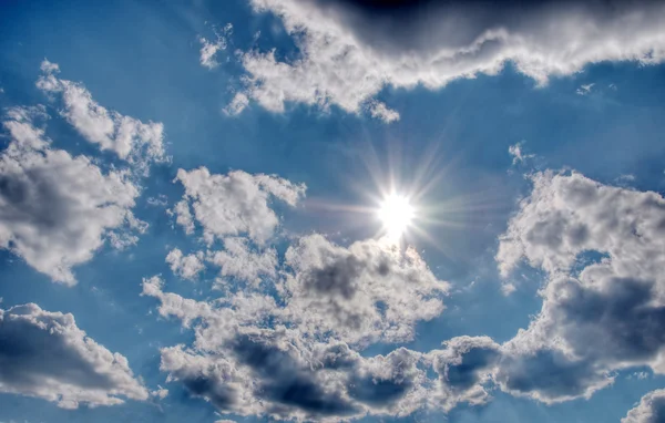 Sol en el cielo nuboso —  Fotos de Stock