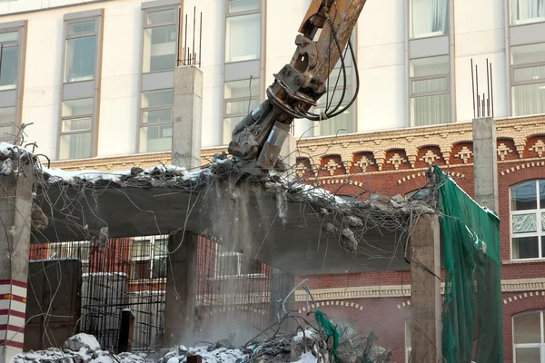 Pesada draga demole edificio —  Fotos de Stock