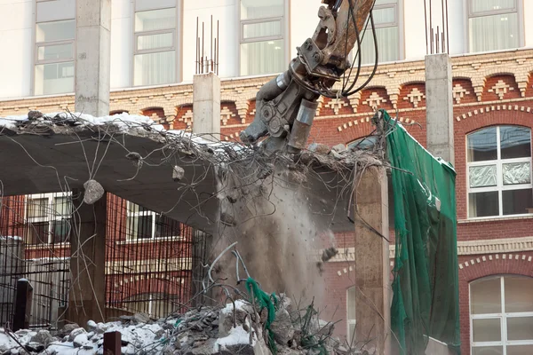 Heavy dredger demolishes building — Stock Photo, Image