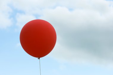 Gökyüzü arka planında kırmızı balon