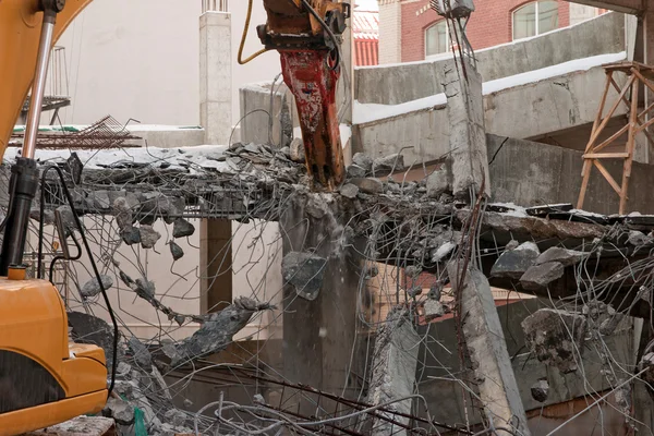 Тяжелые землекопы сносят здание — стоковое фото