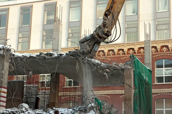 Dragas pesadas demoliram o edifício Imagens De Bancos De Imagens