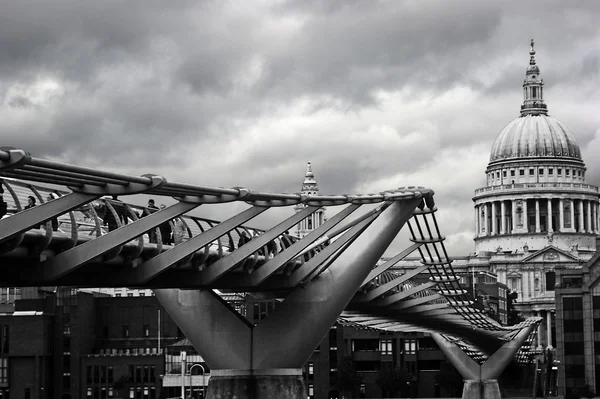 Millennium bridge st Pauluskathedraal — Stockfoto