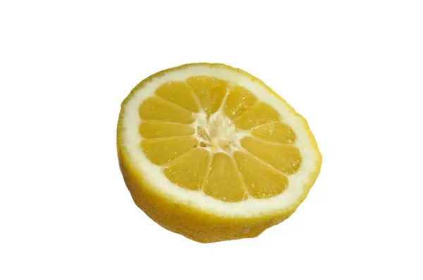 흰색 바탕에 반으로 잘라 레몬 — 스톡 사진