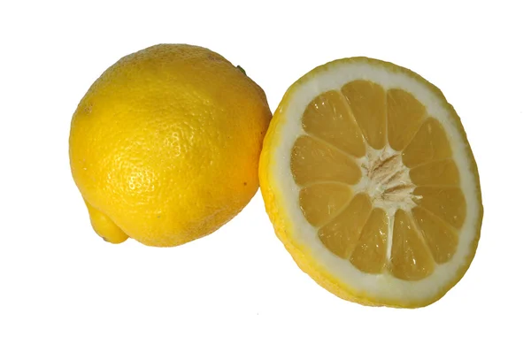 Citron nakrájíme na polovinu na bílém pozadí — Stock fotografie