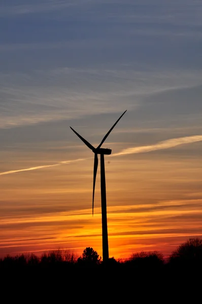 Ветряная турбина на закате — стоковое фото