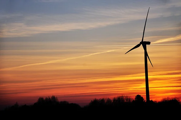 Větrná turbína při západu slunce — Stock fotografie