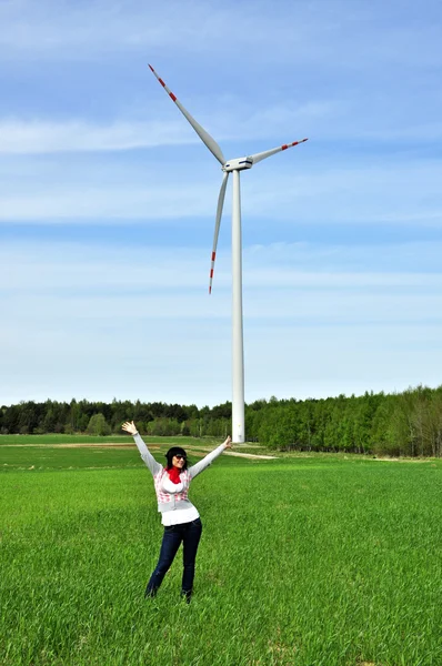 Девочка и ветряная турбина — стоковое фото