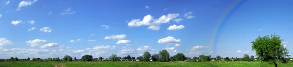 Gröna fält och blå himmel panorama Stockfoto