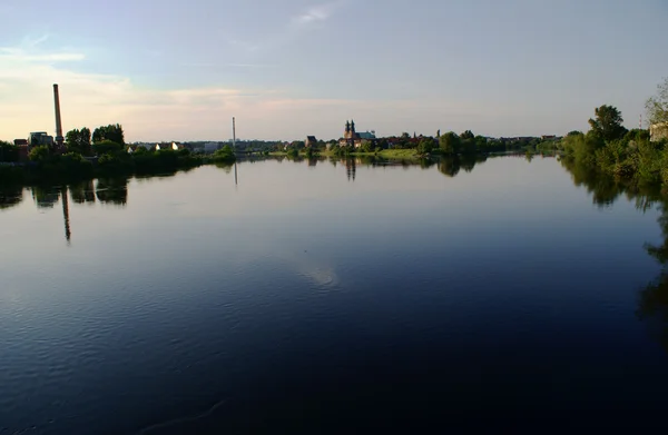 Nehir kenarındaki kilise — Stok fotoğraf