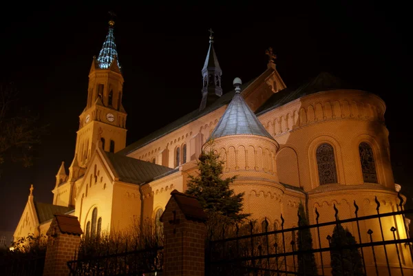 Церковь ночью — стоковое фото
