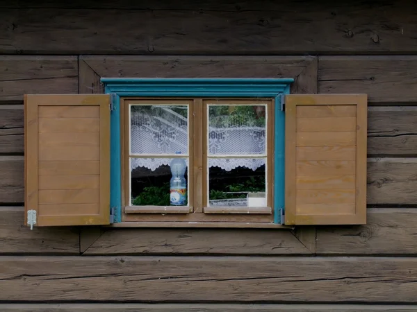 Окно в сельской церкви — стоковое фото